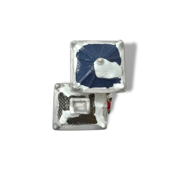 Wellington Square Fire Station Christmas Winter Village 2004 - Picture 5 of 6